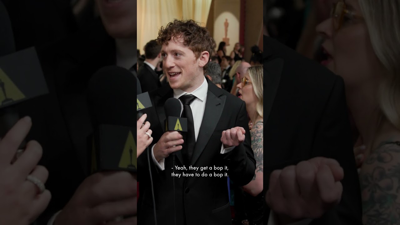 Amelia Dimoldenberg & Ethan Slater Have a WICKED Chat | 97th Oscars Red Carpet