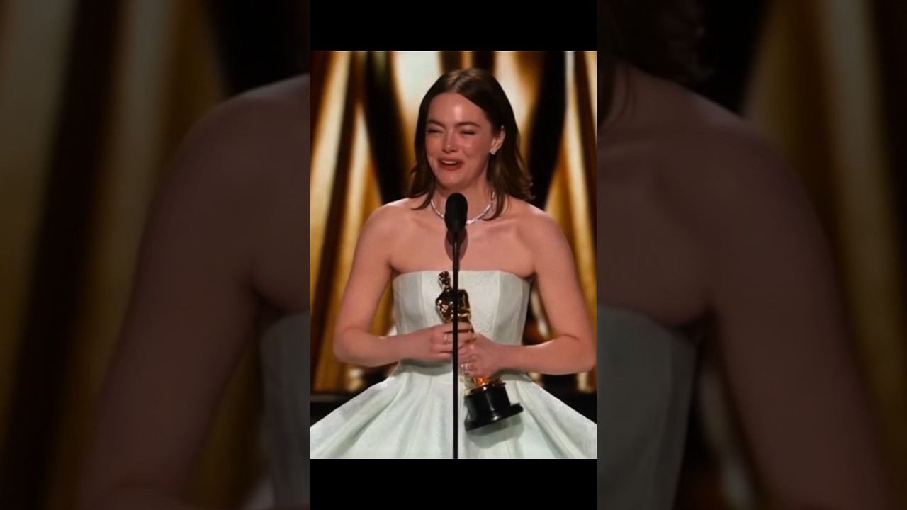 #EmmaStone  she broke her dress in the Oscar..  #shorts #emmastone #oscars #celebrity