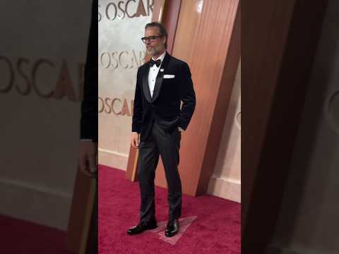 Guy Pearce at the Oscars red carpet